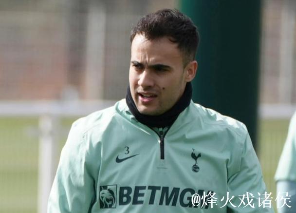 雷吉隆即将转会至迈阿密国际，记者透露。